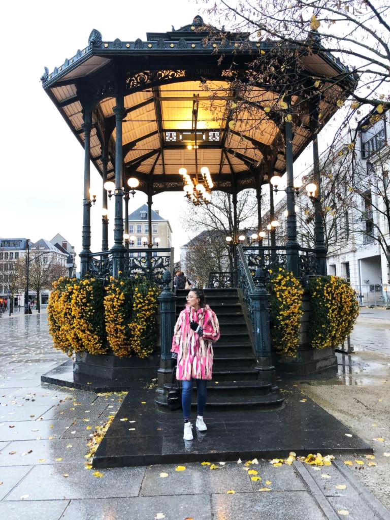 The Chump Pembe Uzun Genis Yaka Kurk